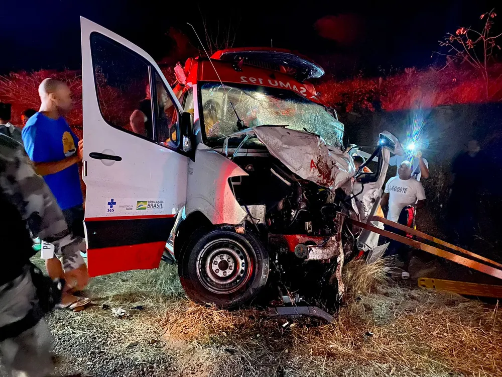 Ambulância bate de frente com caminhonete e deixa feridos no Sul do Piauí