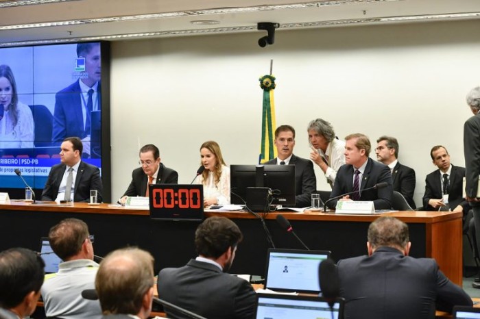 CMO aprova crédito de R$ 25,9 milhões para três ministérios