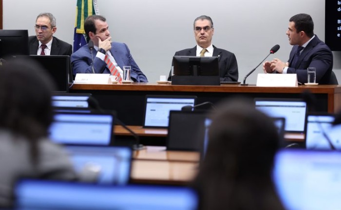 Especialistas afirmam que tecnologia associada às criptomoedas não deve ser criminalizada
