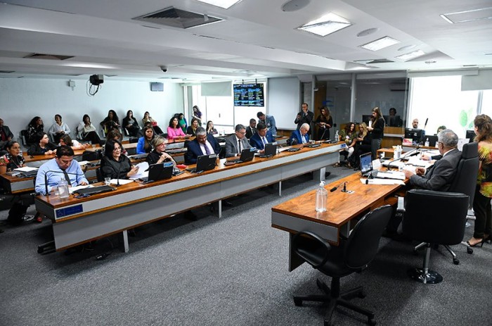 Rejeitada sugestão para banir condenados da política