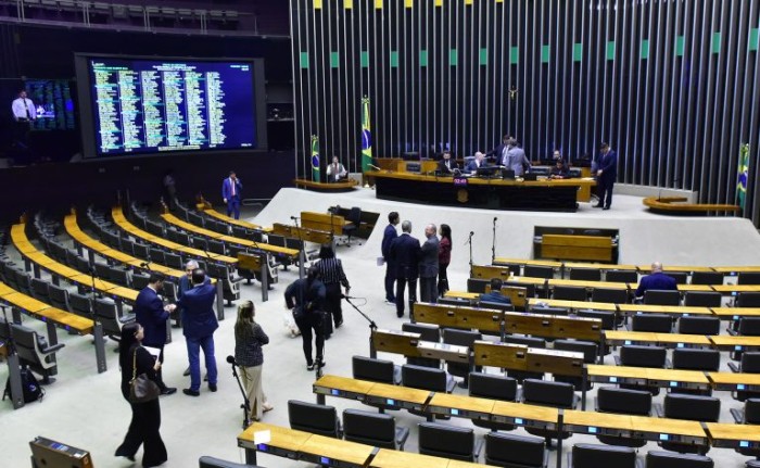 Deputados analisam projeto que cria mecanismos de transparência e controle social na área da educação; acompanhe