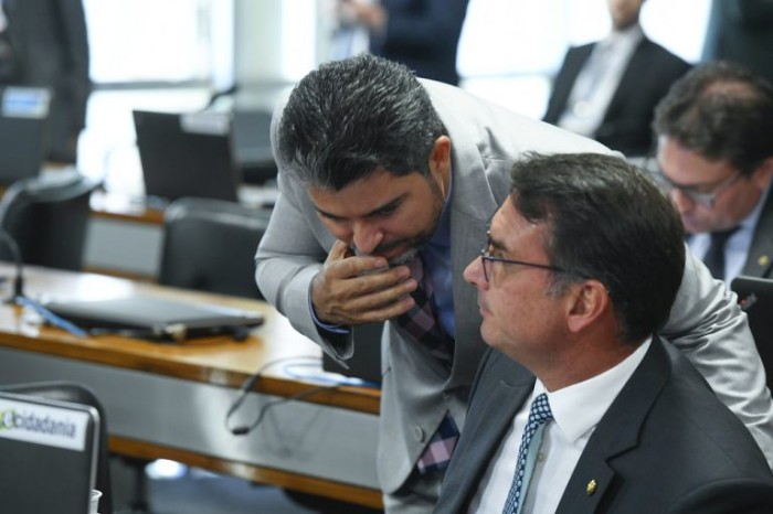Delgatti permanece em silêncio ao ser questionado pela oposição