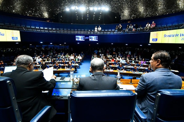 Plenário faz sessão especial para homenagear 'jovens senadores'