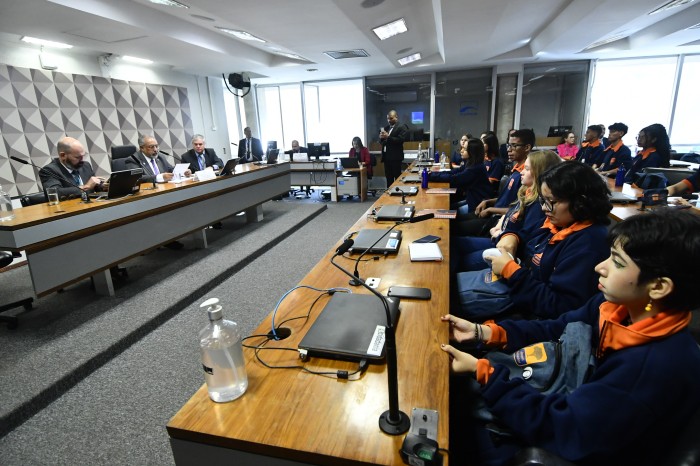 Exposição e sessão especial homenageiam o Programa Jovem Senador