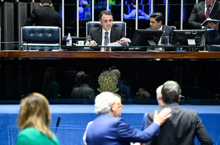 Formação de educador e profissional do SUS deve incluir proteção à criança, aprova Senado