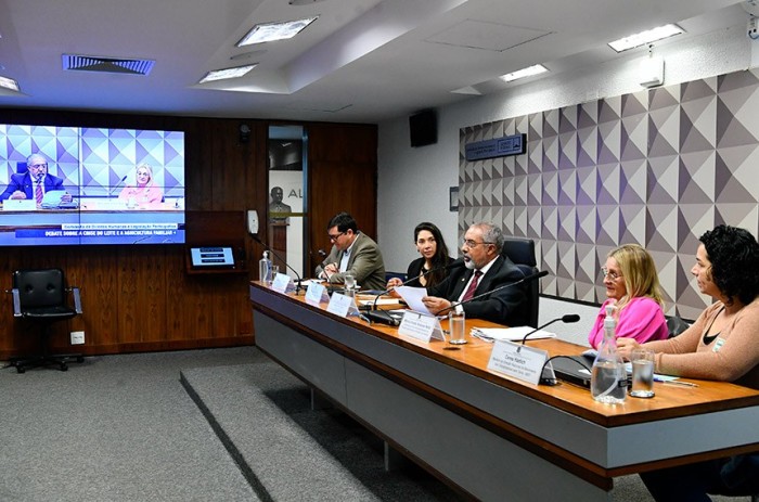 Produtores familiares de leite pedem apoio para estancar crise no setor