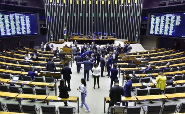 Câmara aprova urgência para mais dez projetos de lei e encerra sessão