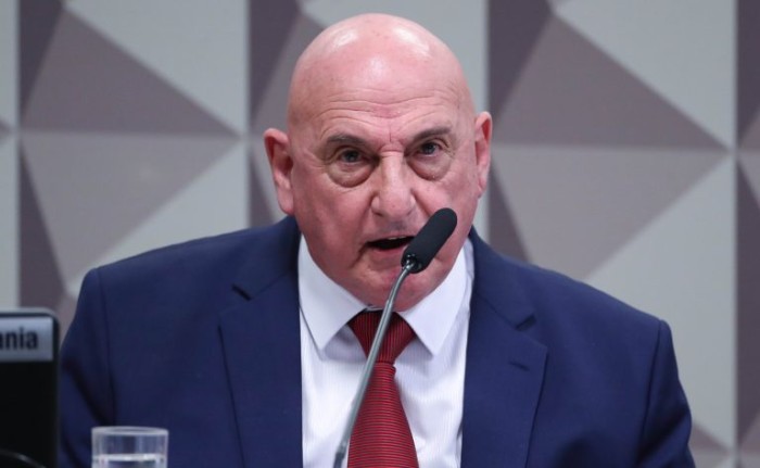 Oposição quer prisão de general G. Dias após depoimento na CPMI