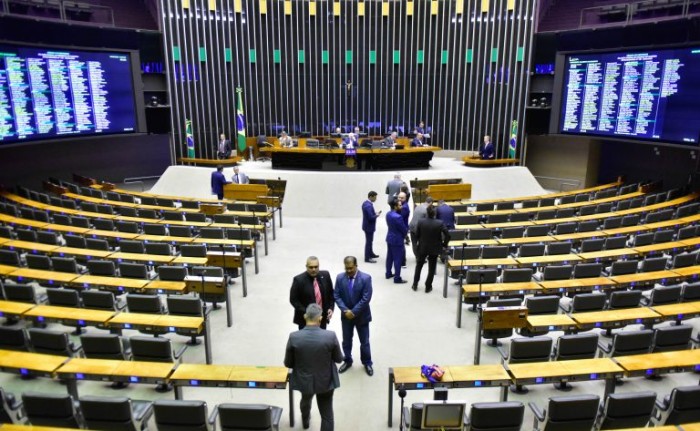 Câmara analisa projeto que limita juros do cartão de crédito e contém regras do Desenrola; acompanhe