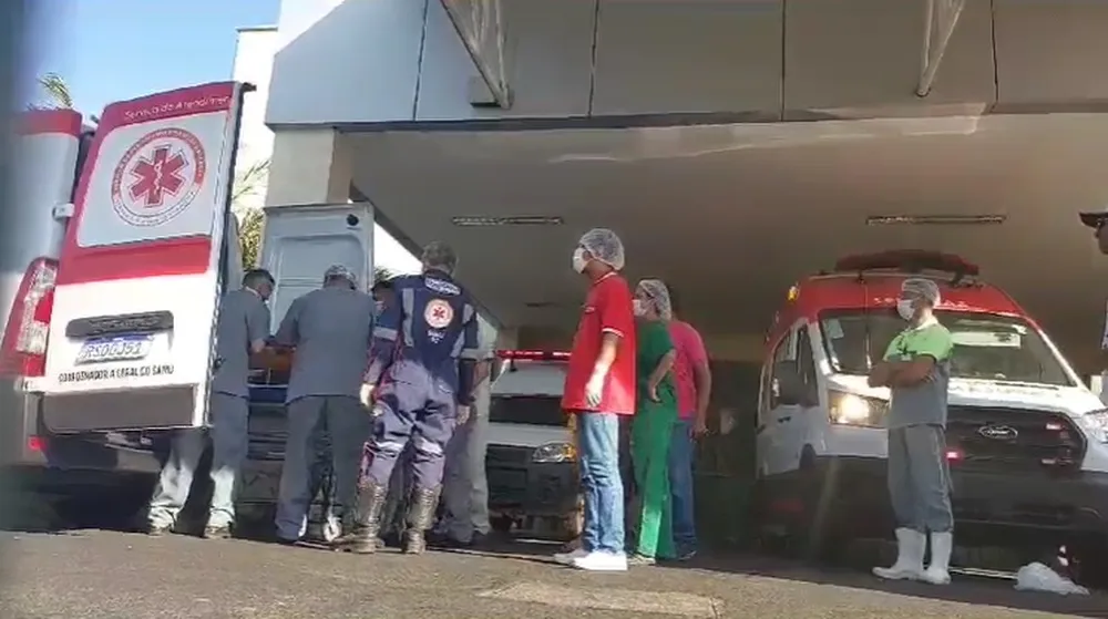 Cinco estudantes de ônibus que tombou sofreram traumatismo craniano, segundo hospital
