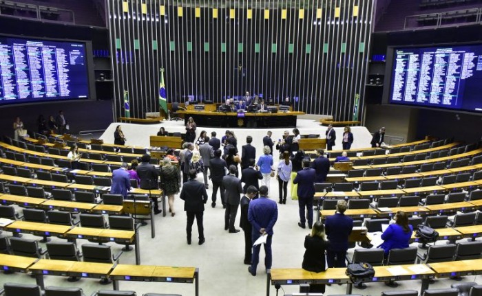 Deputados analisam projeto que torna hediondos crimes praticados contra crianças; acompanhe