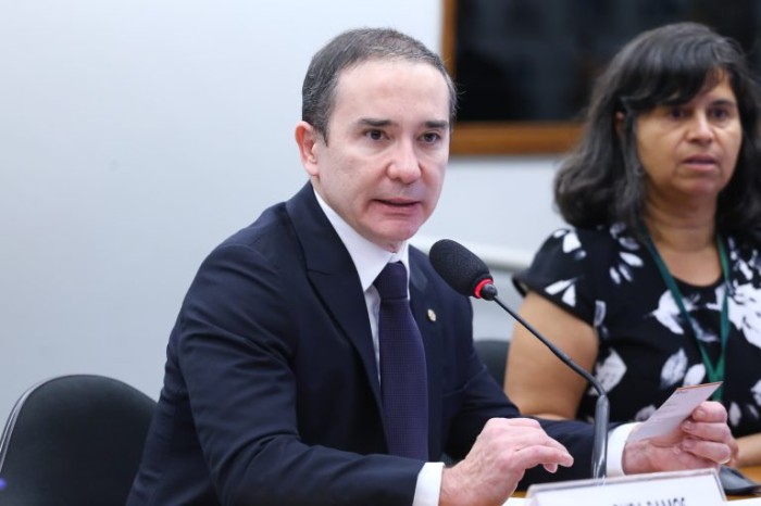 Comissão aprova acesso de pessoa com deficiência a ônibus em qualquer local não proibido