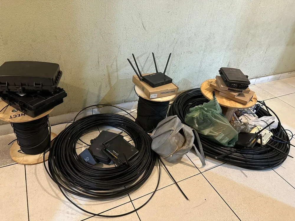 Funcionários são presos suspeitos de furtar equipamentos de empresa de internet para abrirem negócios próprios