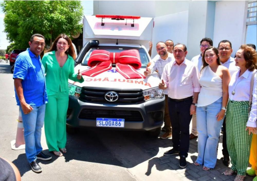 Secretária Municipal de Saúde entrega nova ambulância para o município 