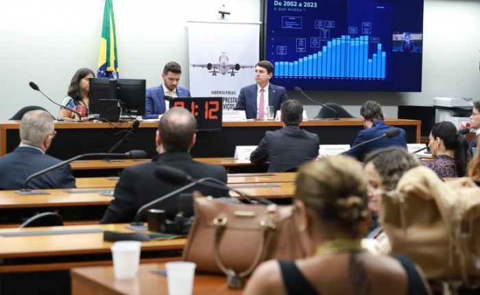 Combustíveis e dólar explicam aumento das passagens, diz associação das empresas aéreas