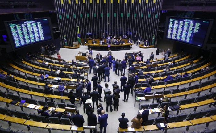 Deputados analisam projeto que cria diretrizes de atendimento no SUS para fibromialgia; acompanhe