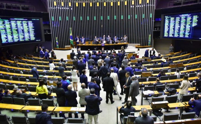 Deputados analisam projeto que cria política de trabalho digno para moradores de rua; acompanhe