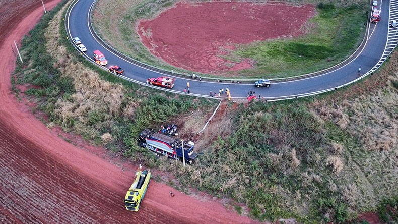 Ônibus que saiu do Piauí cai de ribanceira e deixa duas pessoas mortas em MG