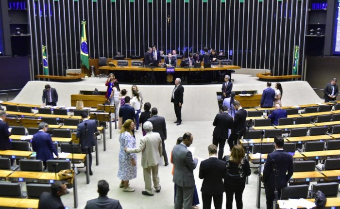 Aprovada urgência para projeto que exige divulgação do valor pago por propaganda do poder público; acompanhe