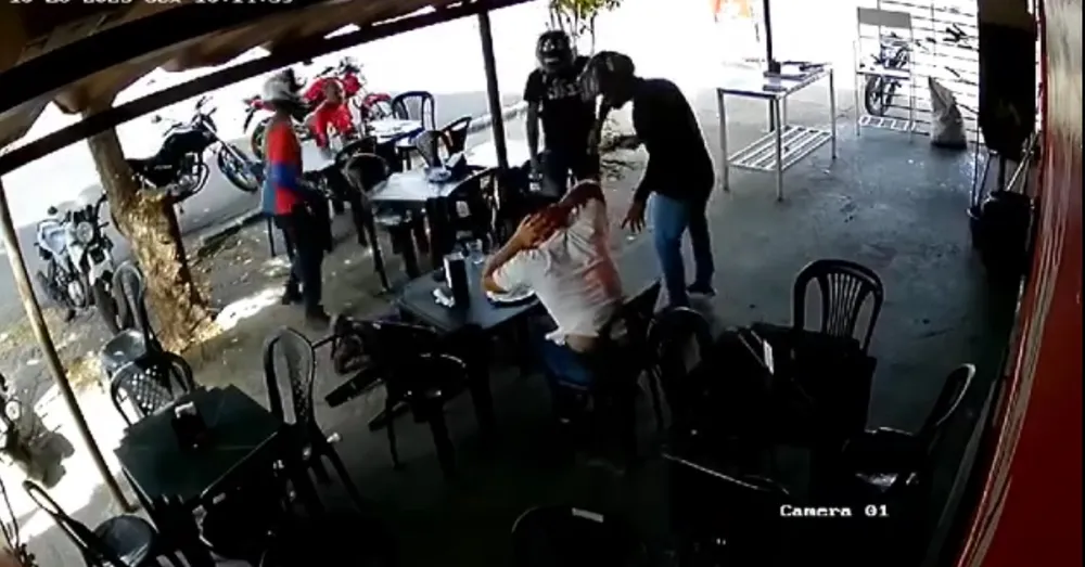 Sargento da PM tem arma roubada por criminosos em restaurante de Teresina
