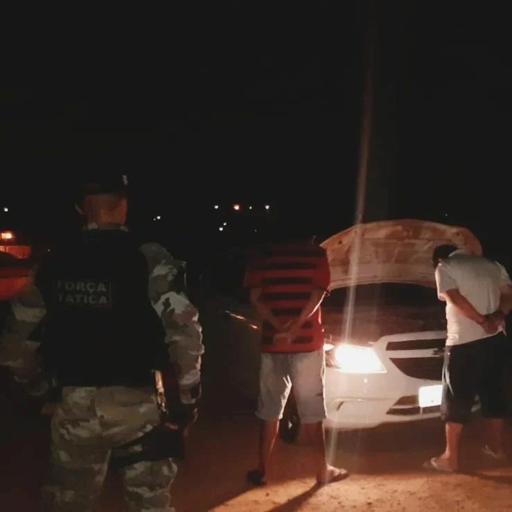 Polícia apreende droga e cumpre mandado de prisão durante bloqueio em Floriano