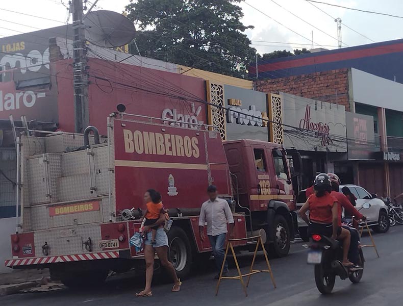 Curto-circuito em causa incêndio em loja de celulares em Floriano