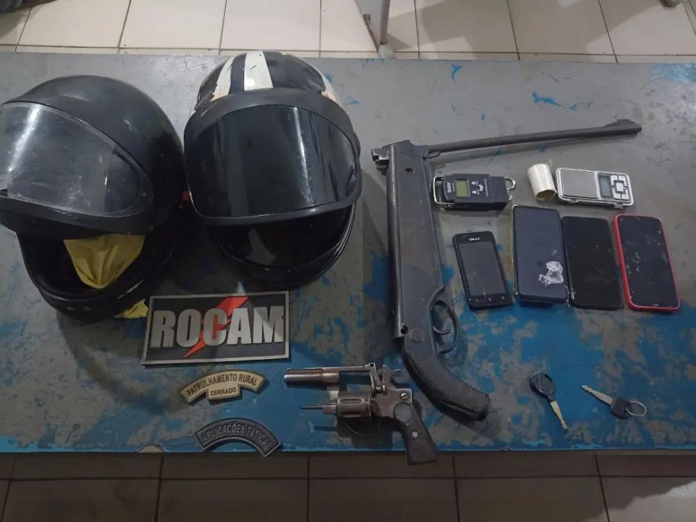 Polícia detém foragido e apreende armas em operação em bairro de Floriano-PI