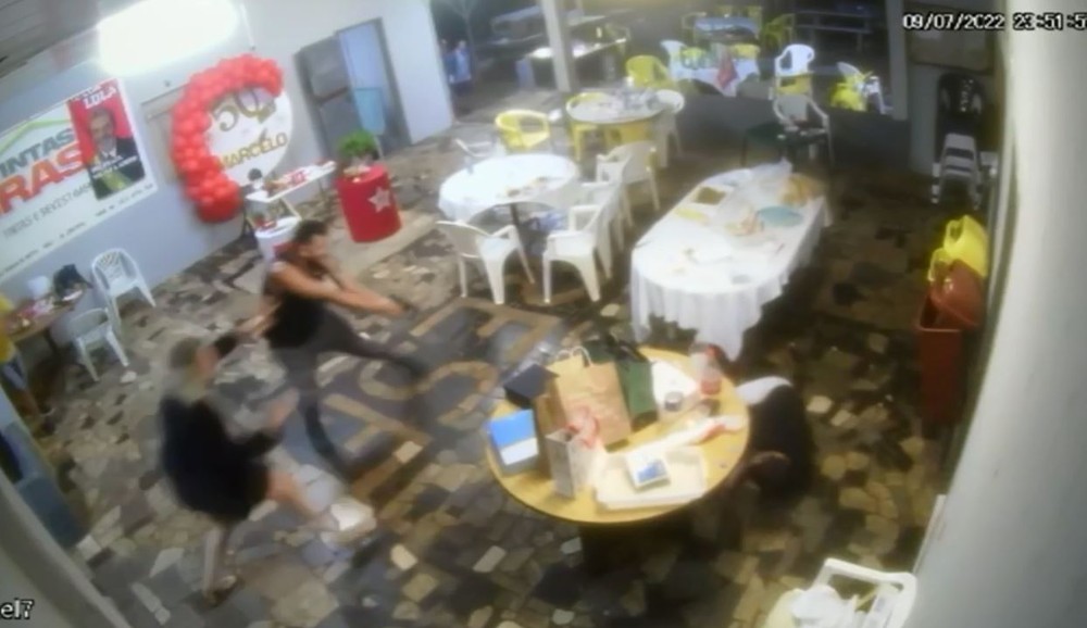 Câmera registra momento em que apoiador de Bolsonaro invade festa e mata guarda municipal que era tesoureiro do PT, em Foz do Iguaçu