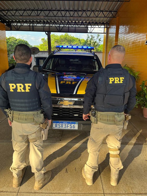 Flagrante na BR-230: PRF prende homem com espingarda e munições em Nazaré do Piauí