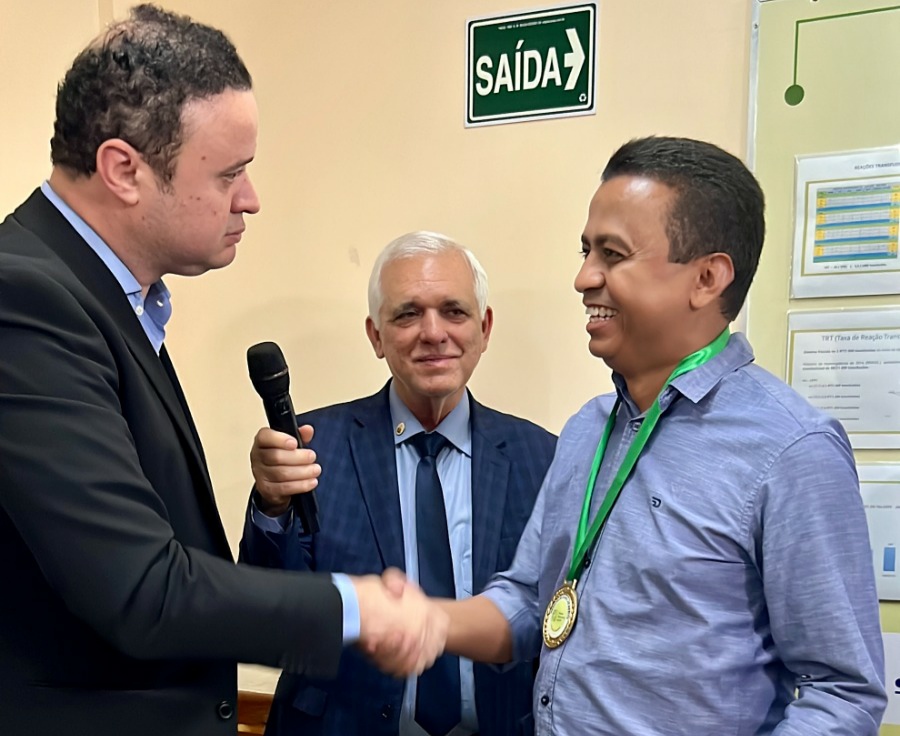 Deputado Dr Francisco recebe medalha do Hospital Universitário