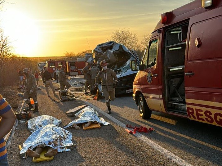 Tragédia: Acidente com van a caminho do Piauí deixa sete mortos no Ceará