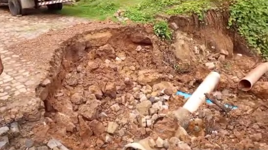 Chuvas deixam cratera em rua do bairro Matadouro em Floriano, causando medo e transtorno para os moradores