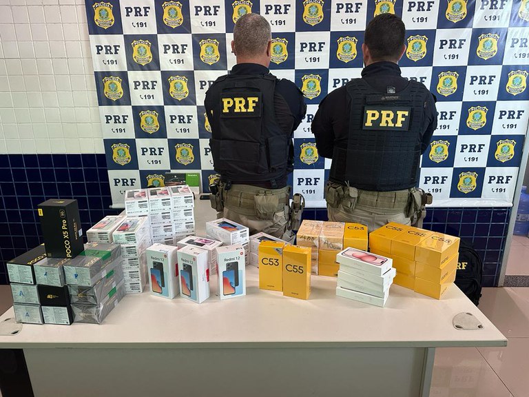 PRF apreende carga de celulares avaliada em mais de R$ 114 mil, em Floriano (PI)