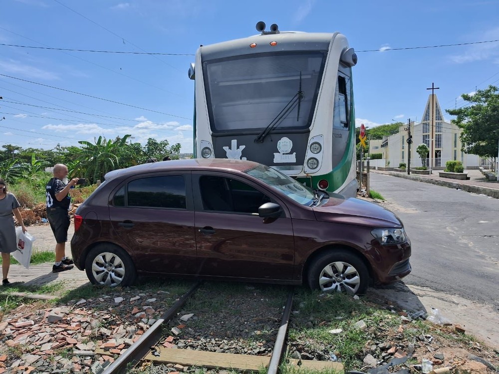 Carro estanca em trilhos e metrô colide contra veículo em Teresina