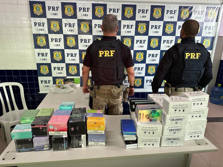 Cigarros eletrônicos e telas de celulares sem nota fiscal são apreendidos pela PRF em Floriano-PI