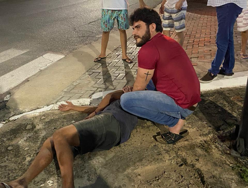 Deputado atende homem em estado grave no meio da rua em Floriano-PI