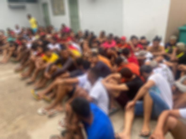 75 homens são conduzidas pela Polícia Militar para a Central de Flagrantes