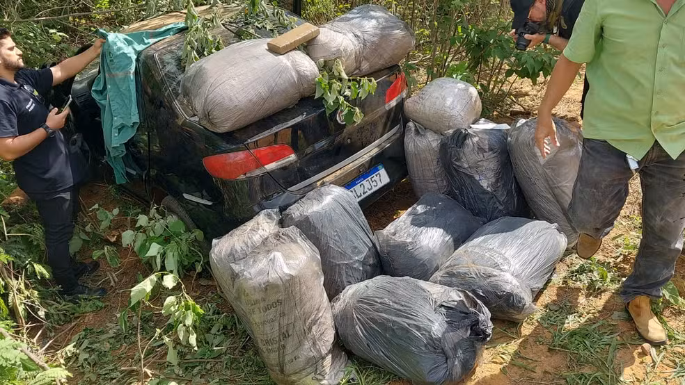 Homem abandona carro com interior ocupado por sacos de maconha em rodovia do Piauí