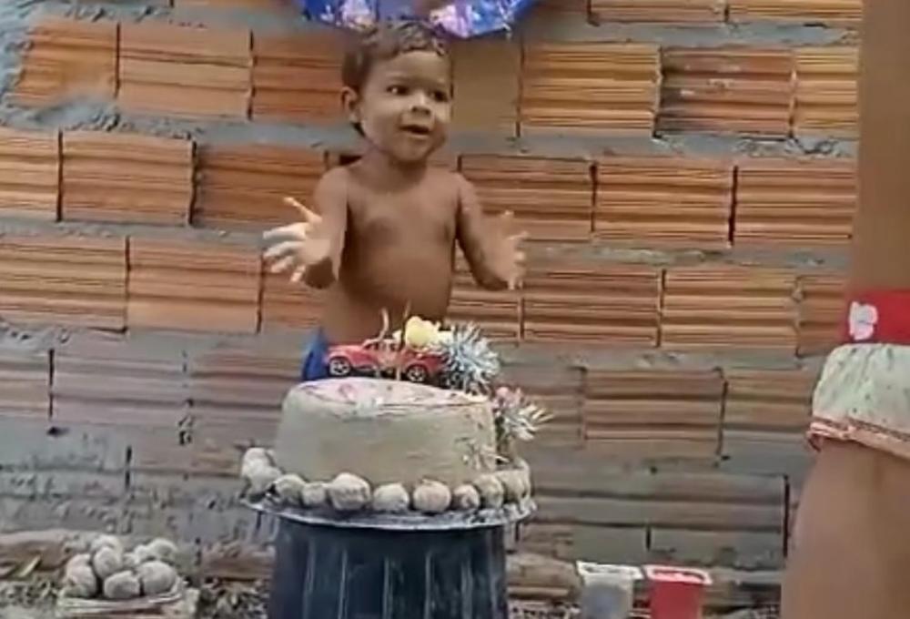 Menino de 2 anos comemora aniversário com bolo e docinhos de areia e comove web