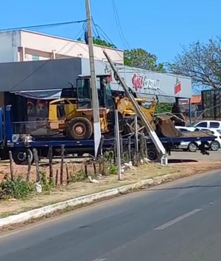 Reboque transportando retroescavadeira derruba postes, e causa acidente na BR 343 em Floriano