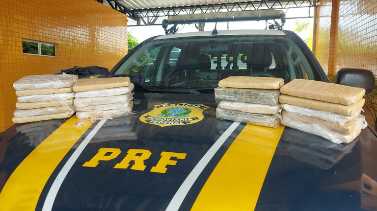PRF apreende 11 kg de maconha após veículo ser recolhido por licenciamento atrasado.