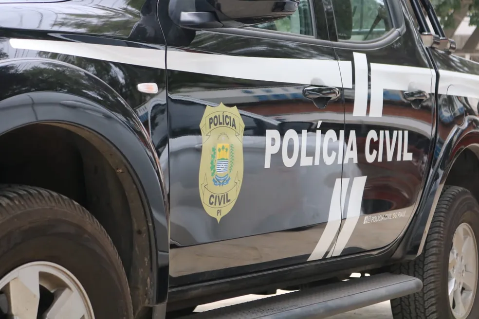 Polícia investiga homem que aparece supostamente bebendo sangue de gato morto em vídeos nas redes sociais