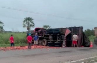 Caminhão carregado de verdura tomba e deixa motorista ferido, na BR-230, em Floriano-PI