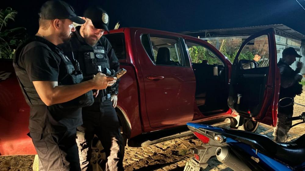 Polícia cumpre mandados, apreende arma, celulares e veículos durante operação
