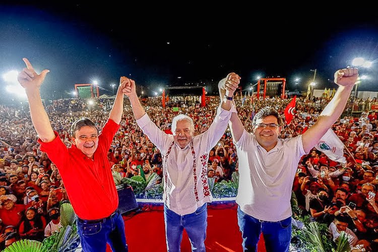 Evento com a presença do ex-presidente Lula reúne multidão no Piauí 