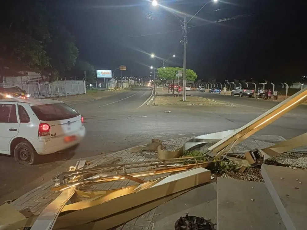 Condutor perde controle do veículo e bate na rotatória em Floriano