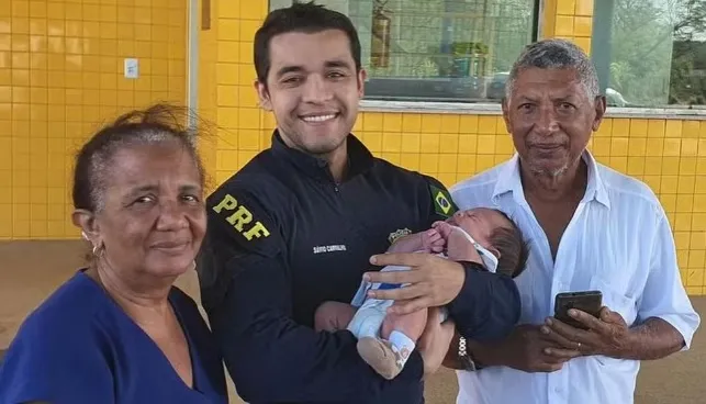 PRF salva bebê de 1 mês e dois dias engasgado após avós procurarem ajuda em posto fiscal