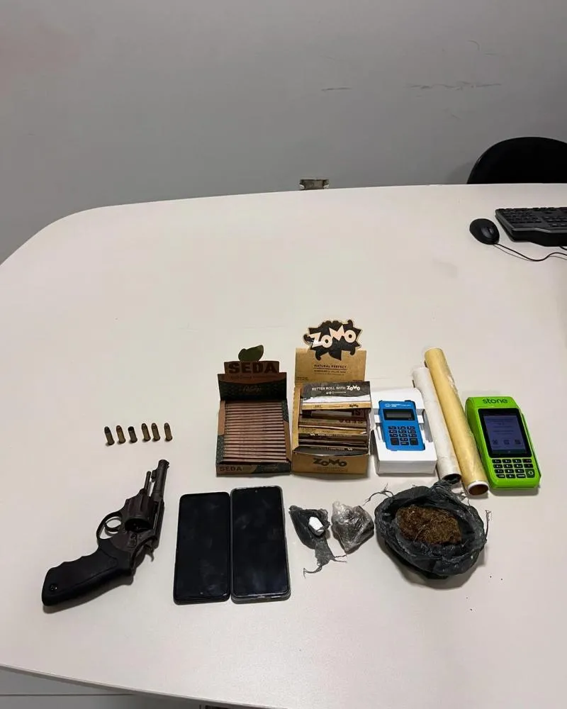 Polícia Civil cumpre mandado de busca e apreensão e encontra drogas e armas