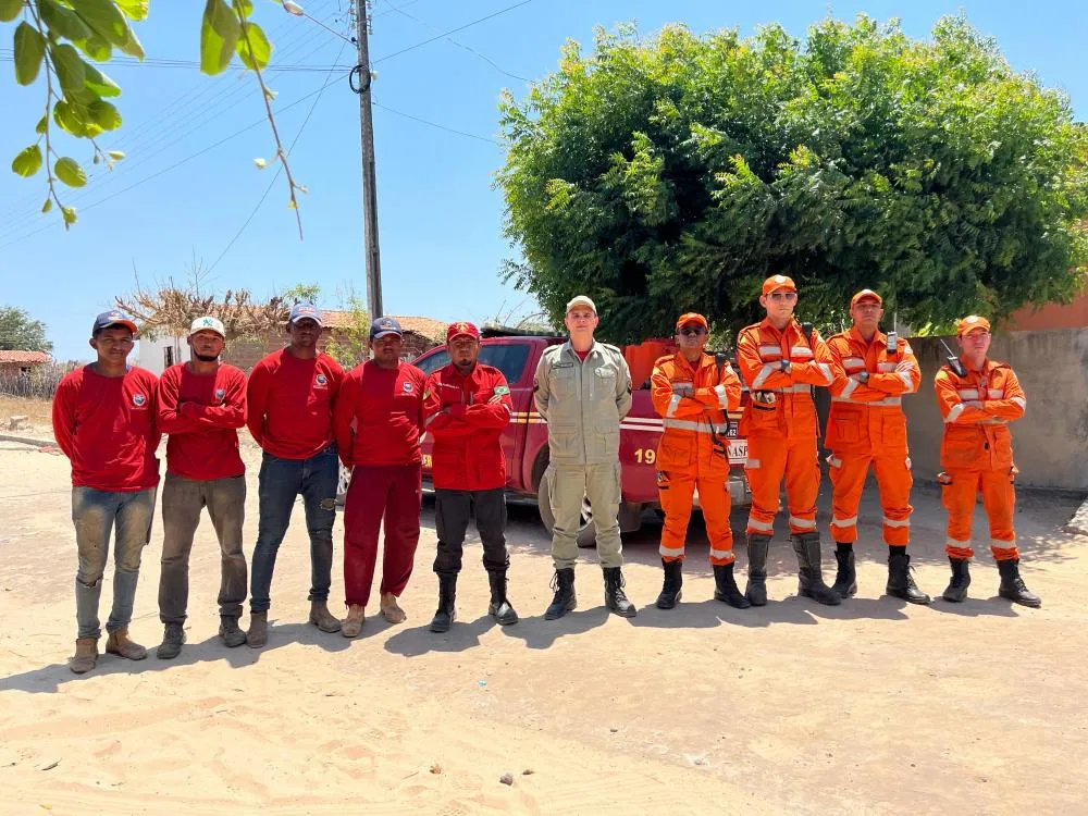 Equipe do Corpo de Bombeiro prestando apoio as queimadas em São José do Peixe