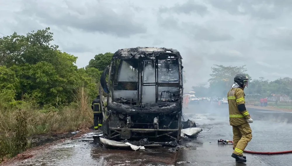 Ônibus da Guanabara pega fogo na BR-343 em Teresina
